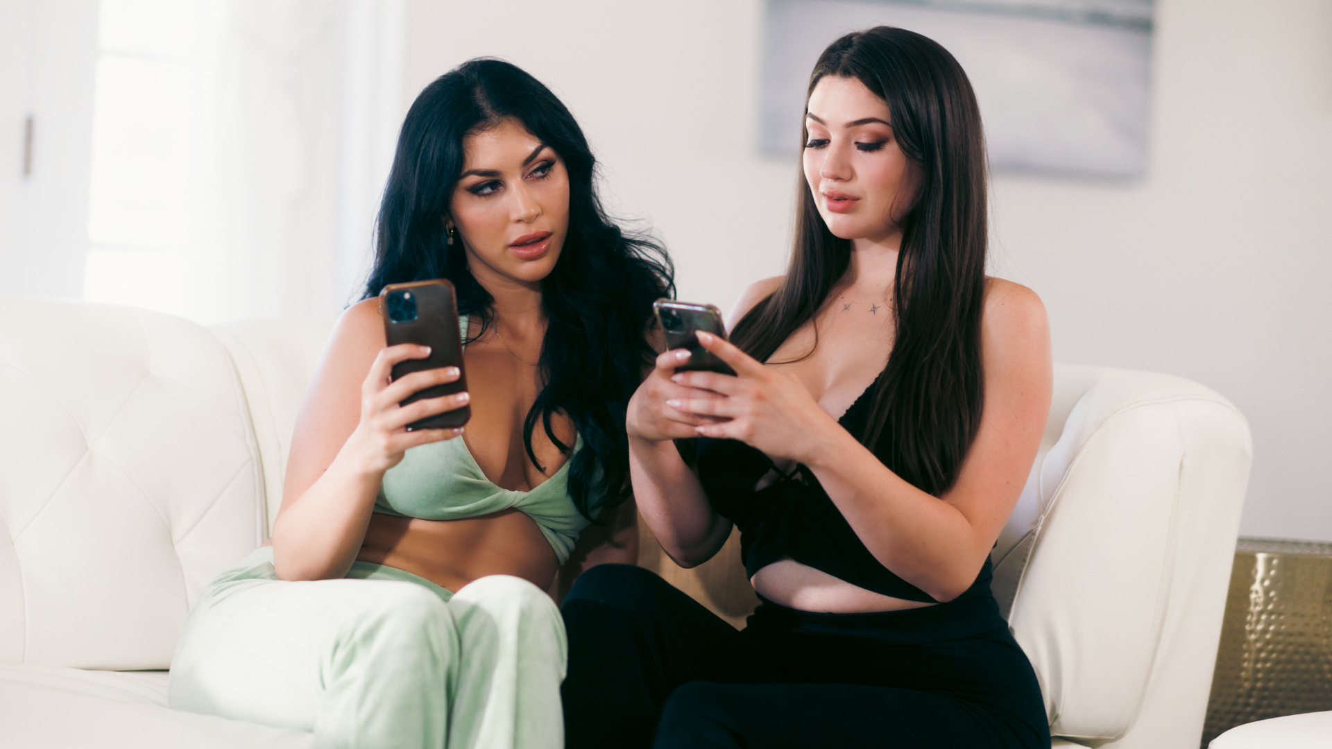 Queenie Sateen & Alyx Star: Intimate Conversation Without the Internet (HD) - MILFs Fingering & Talking